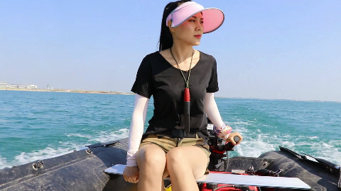 美女小姐姐大型湖泊开船玩路亚,抛竿就中鱼!更服的是烤鱼技术!